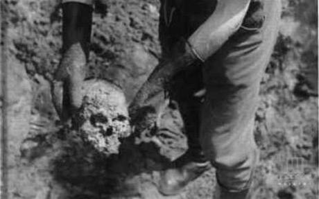 Masakr v Katyni. V roce 1940 povraždila sovětská tajná služba NKVD přes 20 tisíc zajatých Poláků.