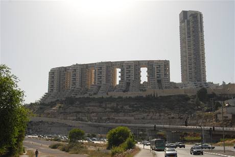 Nová dominanta? Luxusní bytová výstavba v jihozápadním Jeruzalém. Práv kvli ní se prý rozdaly stamilionové úplatky. 