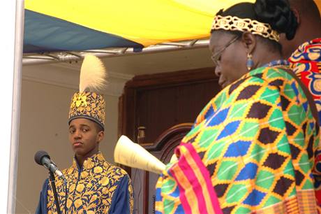 V Ugand se ujal svch krlovskch povinnost nejmlad monarcha svta.