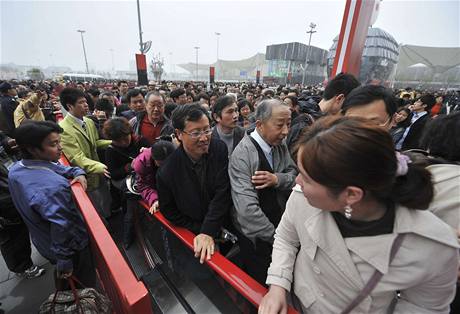 Číňané ve frontě na světové výstavě Expo 2010.