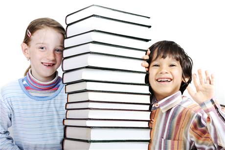 Děti s knihami - ilustrační foto.