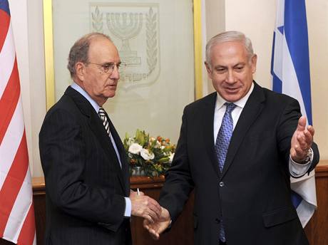Americký velvyslanec pro Blízký východ George Mitchell (vlevo) pi jednání s izraelským premiérem Benjaminem Netanjahuem v Jeruzalém