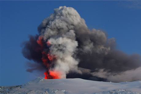 Nad islandskou sopkou Eyjafjöll se rozprostela polární záe.