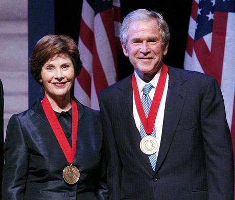 Laura Bushová se svým manelem Georgem Bushem