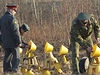Rutí vojáci vymují árovky na letiti ve Smolensku po nehod polského letounu