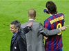 Mourinho radí Guardiolovi pi jeho porad se Zlatanem.