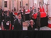 úterý 13.4. V Prezidentském paláci vystavují rakve prezidentského páru, ve frontách se eká mnoho hodin.