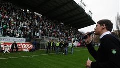 Luká� P�ibyl mluví k fanou�k�m Bohemky. (duben 2010)
