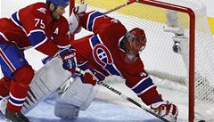 Halák zasahuje, pomáhá mu obránce Gil.