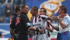 Tehdej�í asistent trenéra Horst Siegl (vpravo) krotí hrá�e Sparty Tomá�e �epku ve sporu s rozhod�ím v utkání fotbalové ligy proti Teplicím, které se hrálo 16. zá�í 2007 v Teplicích. 