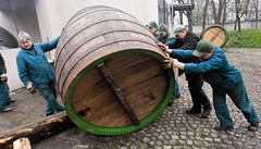 Nalít smolu a koulet. Parta chlap� rozhoupává p�ltunový sud.