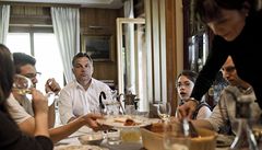 Vládce země i hlava rodiny. Viktor Orbán se nechal vyfotografovat při obědě se svou rodinou. 