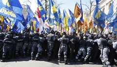 Píznivci opozice se ped budovou ukrajinského parlamentu stetli s policií