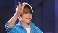 Mladičký Justin Bieber chystá útok na fanynky. Objeví se jako panenka