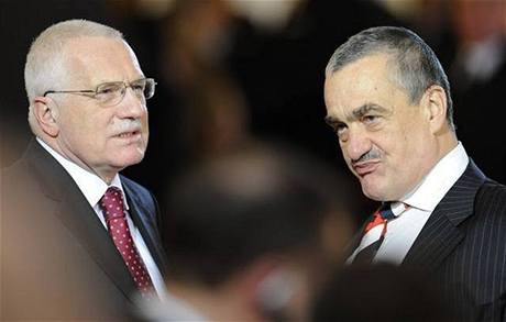 Jediní nepodepsali. Smlouvu si jako horký brambor pehazuje prezident Klaus a ministr zahranií Schwarzenberg.