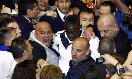Balotelli po návratu z Barcelony v obklopení fanouk.