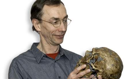 Svante Pääbo s modelem lebky neandertálce