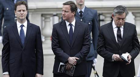 Zprava Gordon Brown, David Cameron a Nick Clegg pi oslavách Dne vítzství