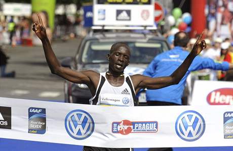 estnáctý roník Praského mezinárodního maratonu vyhrál 9. kvtna keský bec Eliud Kiptanui v traovém rekordu 2:05:37.