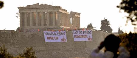 Turisté sledují akci eckých komunist na Akropoli