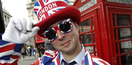 Volby nejsou vidt. Mu lákající turisty do prodejny suvenýr v centru Londýna. To, e jsou volby, v Británii tchto dn tém nepoznáte. 