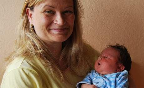 Honzík váil po porodu tém pt kilo a mil 56 cm (na snímku s maminkou Mirkou).