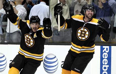 Boston Bruins - Philadelphia Flyers (Mark Recchi vlevo a Johnny Boychuk)