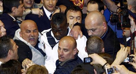 Balotelli po návratu z Barcelony v obklopení fanoušků.