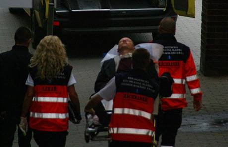 Záchranáři odvážejí Bohuslava Sobotku poté, co dostal pěstí na mítinku ČSSD v Brně.