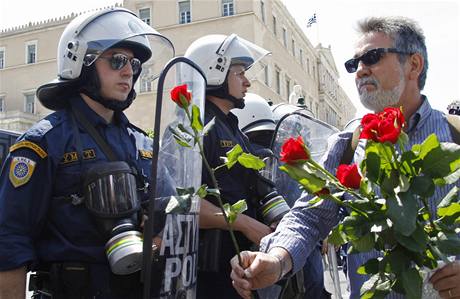 ecko ve stávce: demonstranti rozdávali policistm re.