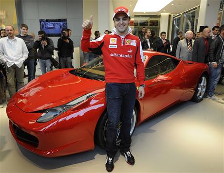 Felipe Massa slavnostn otevel v Praze nový showroom Ferrari.