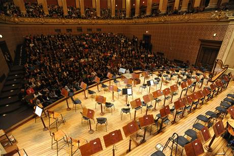 eská filharmonie 7. kvtna demonstrativn zruila koncert v praském Rudolfinu na protest proti odvolání éfa filharmonie Vladimíra Darjanina