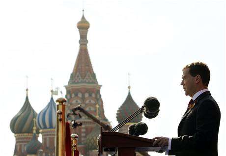 Ruský prezident Dmitrij Medvedv pi projevu k výroí oslav 65. výroí vítzství ve druhé svtové válce 