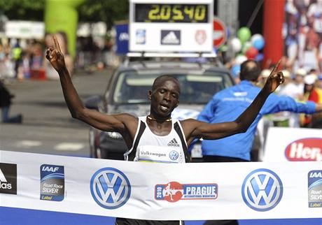 estnáctý roník Praského mezinárodního maratonu vyhrál 9. kvtna keský bec Eliud Kiptanui v traovém rekordu 2:05:37.