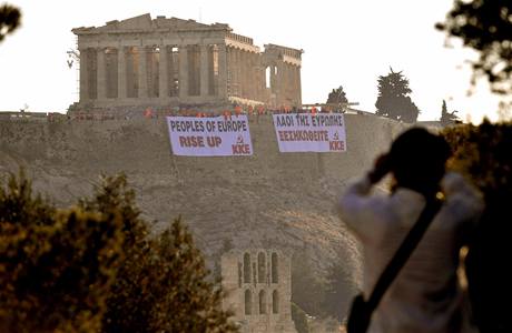 Turisté sledují akci eckých komunist na Akropoli