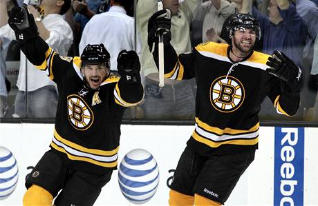 Boston Bruins - Philadelphia Flyers (Mark Recchi vlevo a Johnny Boychuk)