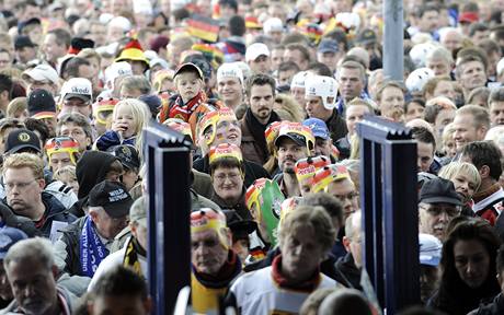 Div�ci se tla�� na z�pas N�mecko - USA