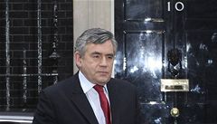 Gordon Brown pijídí ped Downing Street íslo 10