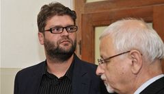 Adam Řebíček (vlevo) se svým právním zástupcem. | na serveru Lidovky.cz | aktuální zprávy