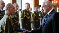 Václav Klaus pedává jmenovací dekret válenému veteránovi Jaroslavu Klemeovi poté, co jej na Praském hrad jmenoval do hodnosti generála.
