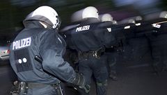 N�mecká policie b�hem prvomájových demonstrací v Berlín�