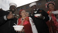 Ameri�tí námo�níci s ruskými �enami v tradi�ních krojích p�i oslávách 65. výro�í vít�zství ve druhé sv�tové válce 