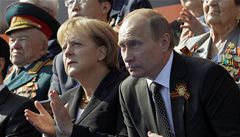 Angela Merkelová a Vladimir Putin p�i oslávách 65. výro�í vít�zství ve druhé sv�tové válce v Moskv�