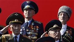Ru�tí veteráni p�i oslávách 65. výro�í vít�zství ve druhé sv�tové válce v Moskv�