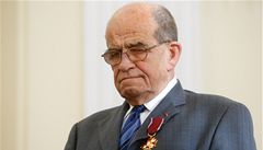Otakar Motejl dostává polské vysoké vyznamenání (27.11.2009).