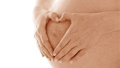 První žena s darovanou dělohou podle lékařů patrně otěhotněla 