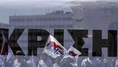 Demonstranti s vlajkami a plakáty, na kterých je v řečtině napsáno slovo KRIZE | na serveru Lidovky.cz | aktuální zprávy