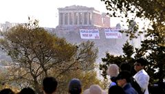 et komunist okupovali Akropoli. Demonstranti obsadili i sttn televizi