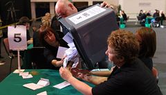 S�ítání volebních lístk� v Británii.