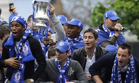 Fotbalisté Chelsea slaví titul v ulicích Londýna  (zleva Drogba, ech, Lampard, Terry).